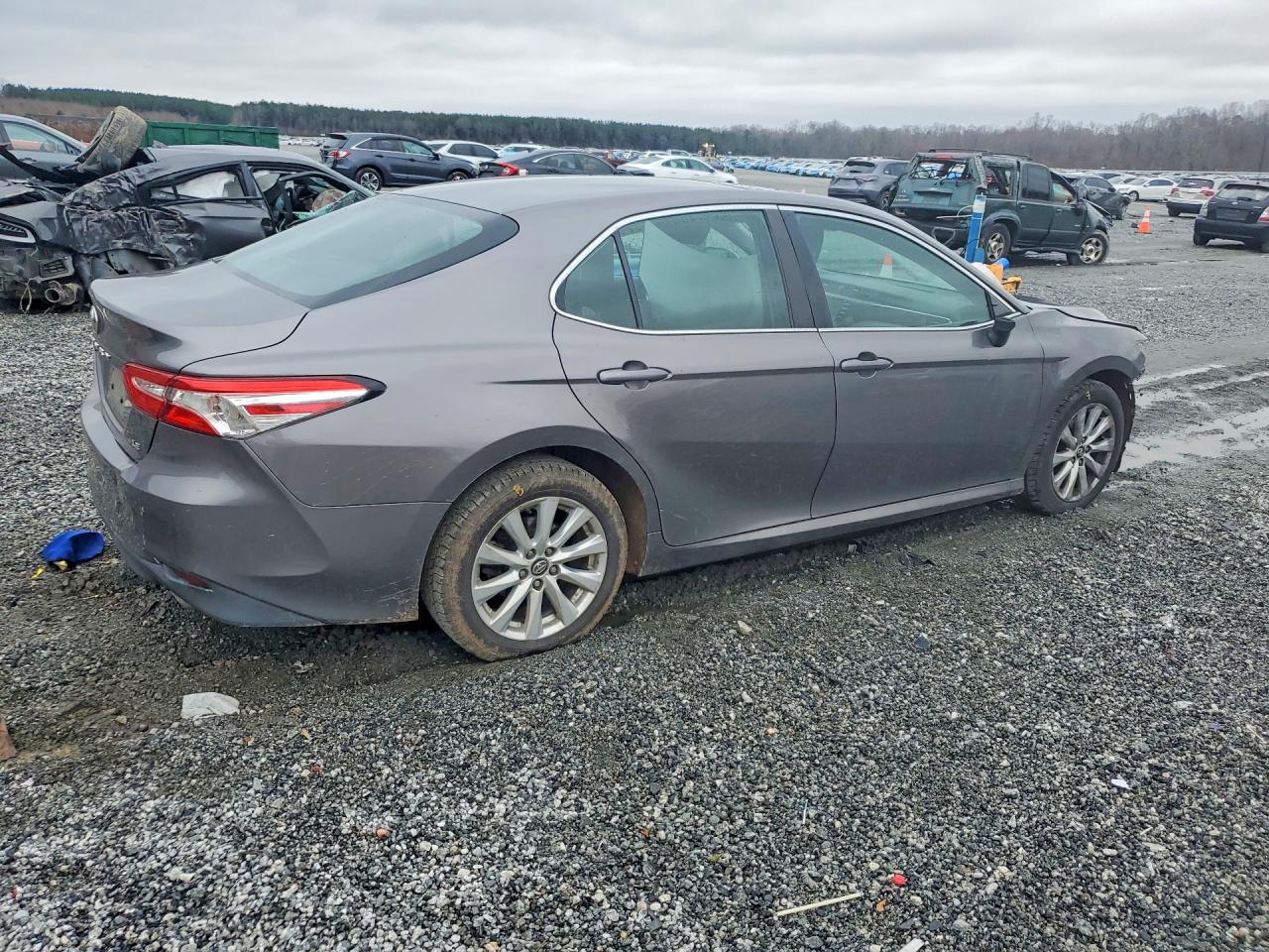 2018 TOYOTA CAMRY LE photo 3