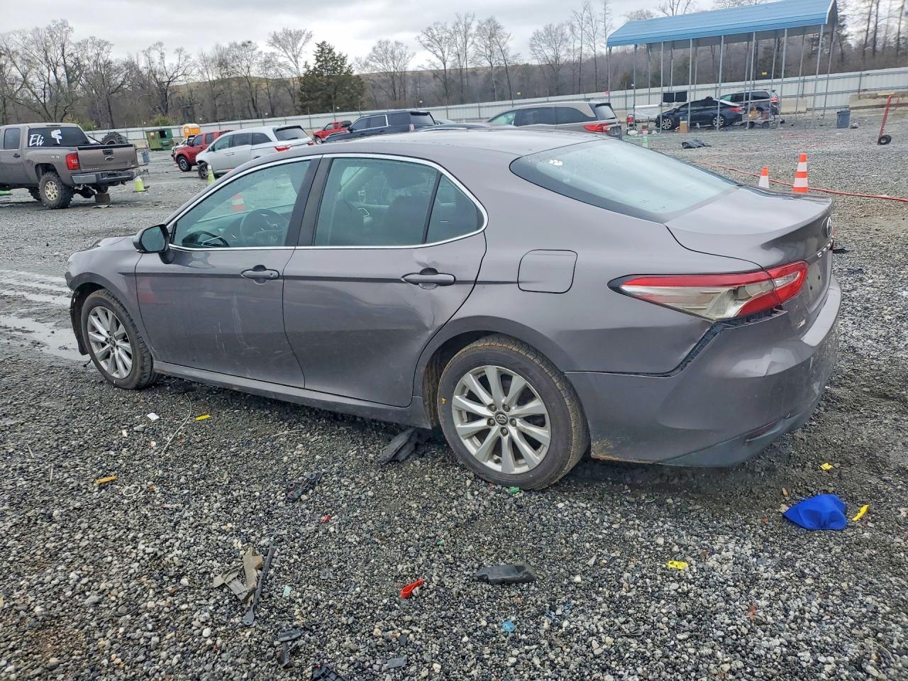 2018 TOYOTA CAMRY LE photo 2