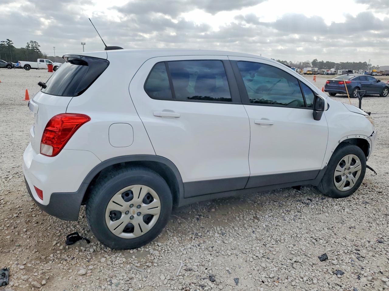 2018 CHEVROLET TRAX LS photo 3
