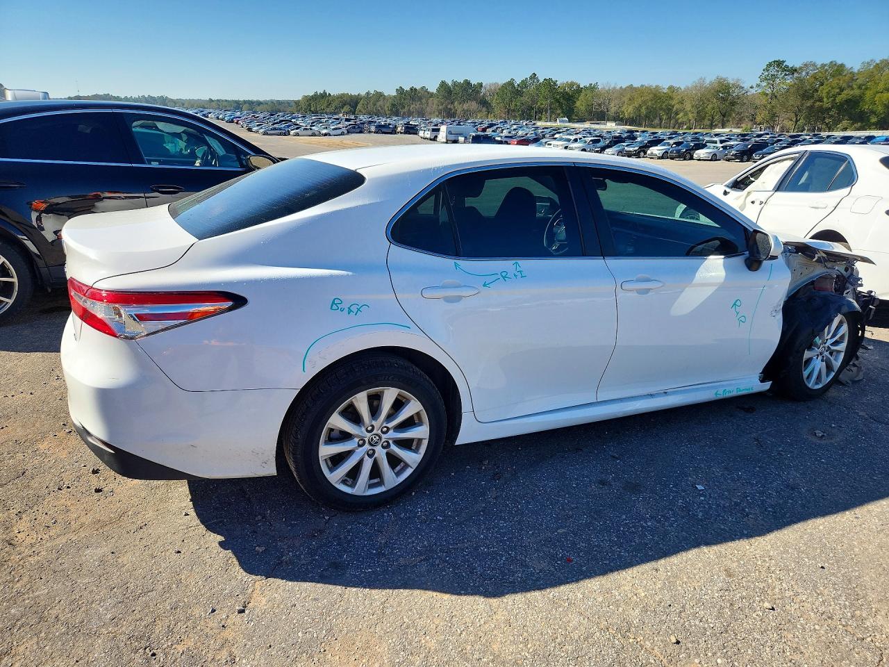 2018 TOYOTA CAMRY LE photo 5