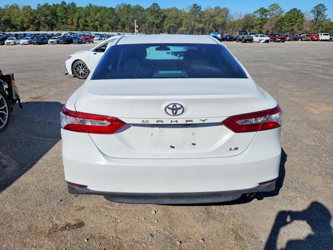 2018 TOYOTA CAMRY LE photo 11