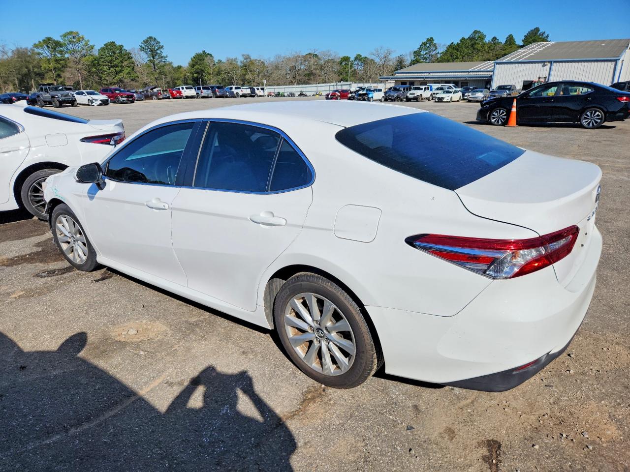2018 TOYOTA CAMRY LE photo 3