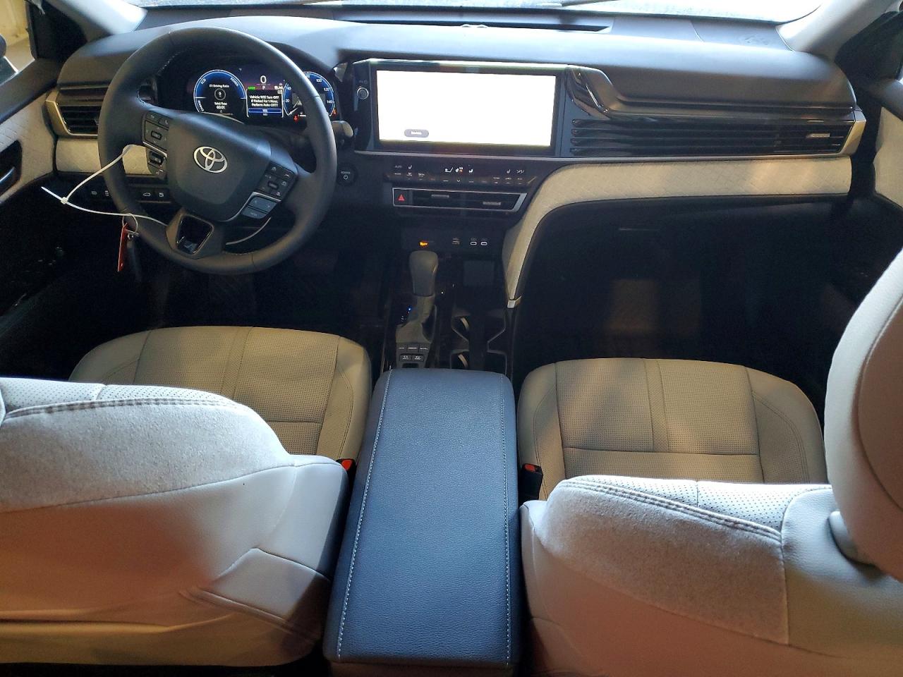 2025 TOYOTA CAMRY XLE photo 8