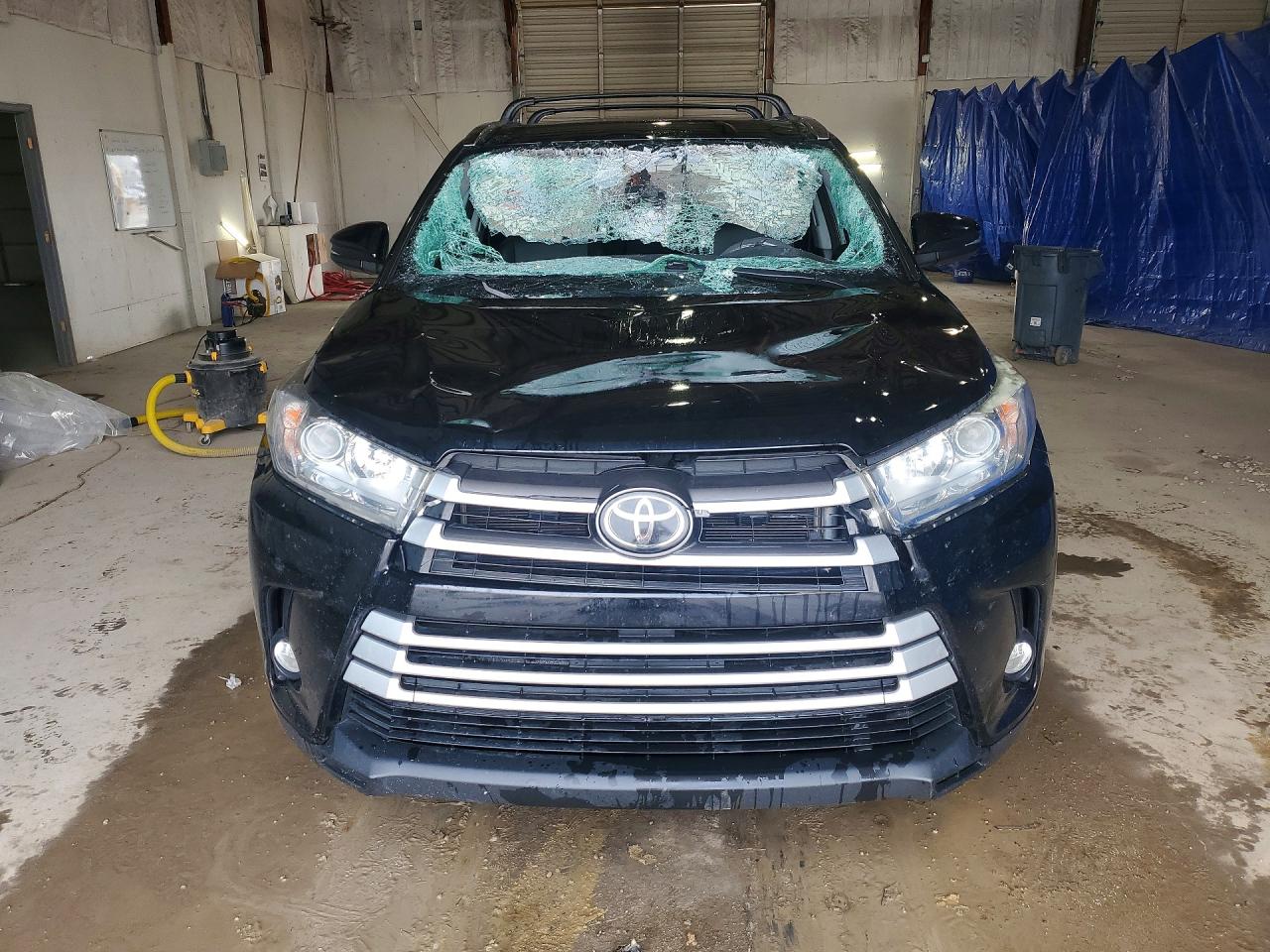 2018 TOYOTA HIGHLANDER XLE photo 9