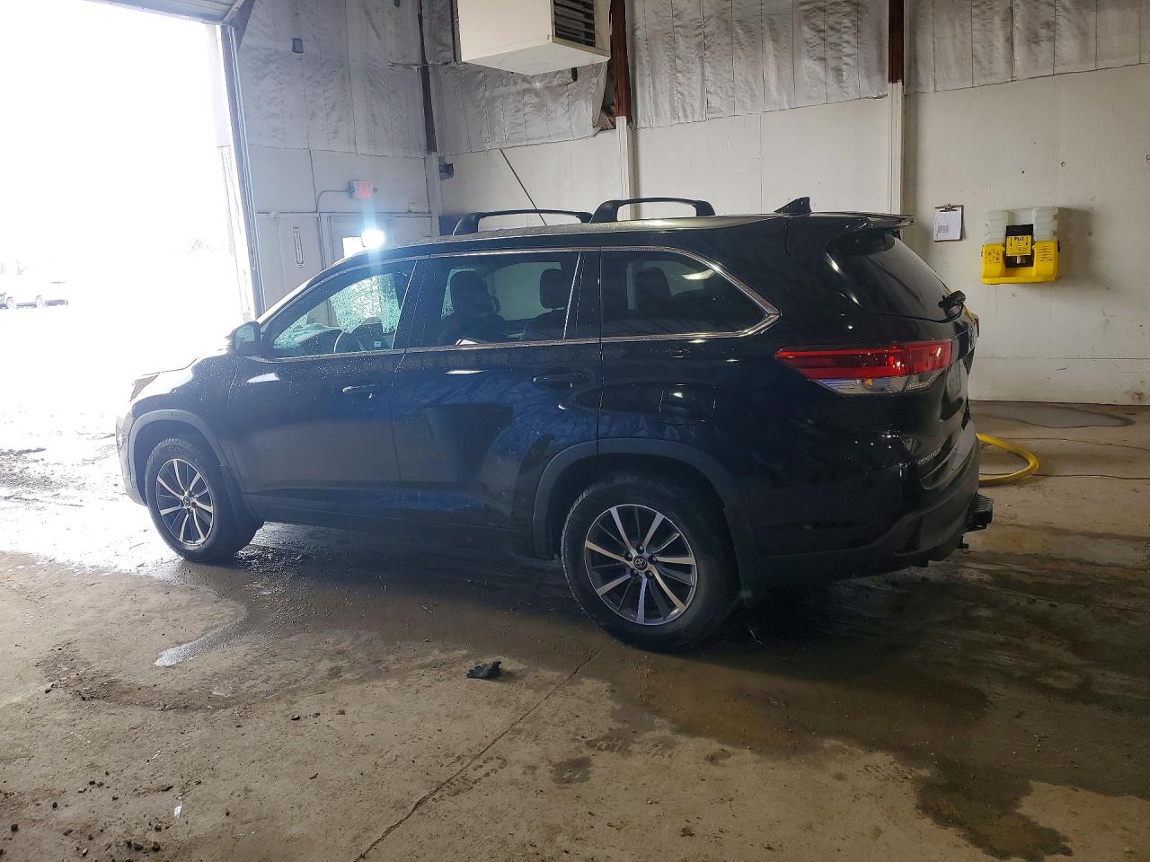 2018 TOYOTA HIGHLANDER XLE photo 3
