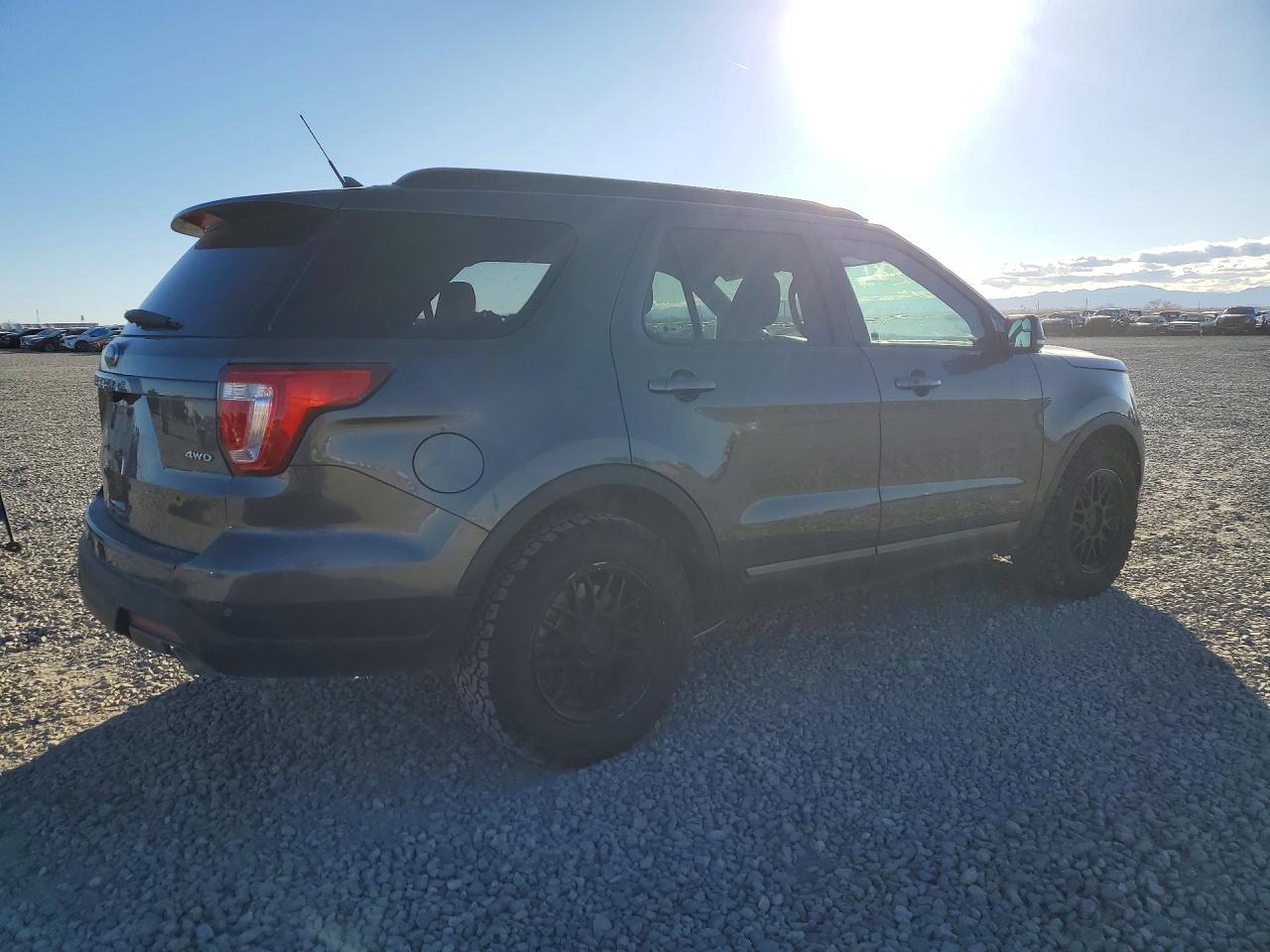 2018 FORD EXPLORER XLT photo 3