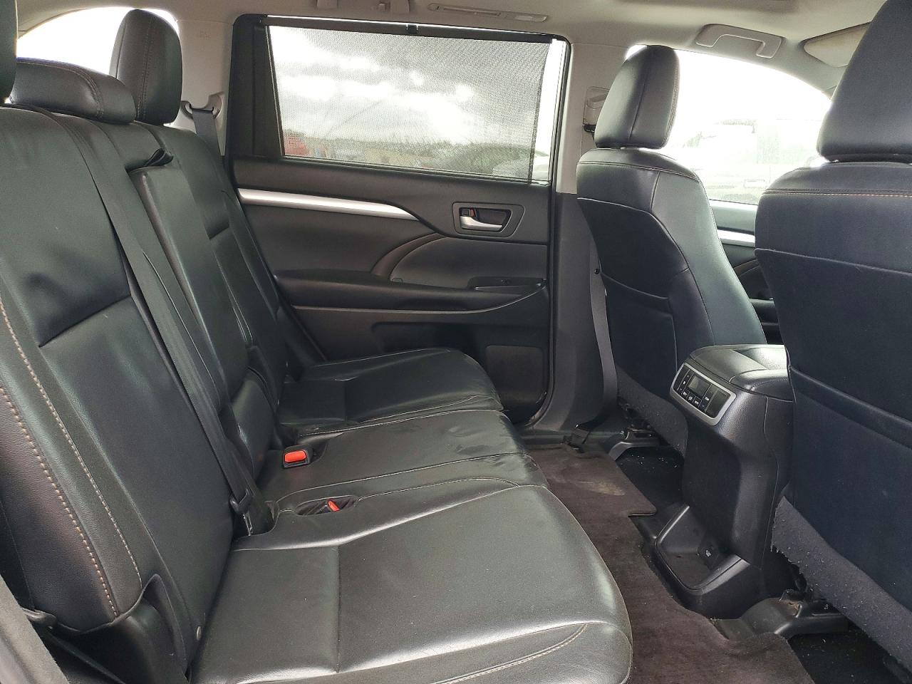 2016 TOYOTA HIGHLANDER XLE photo 10