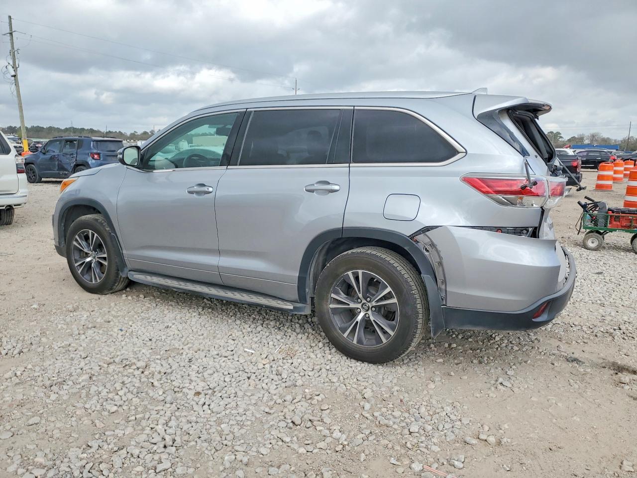 2016 TOYOTA HIGHLANDER XLE photo 2