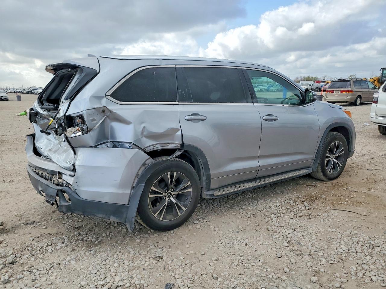 2016 TOYOTA HIGHLANDER XLE photo 3