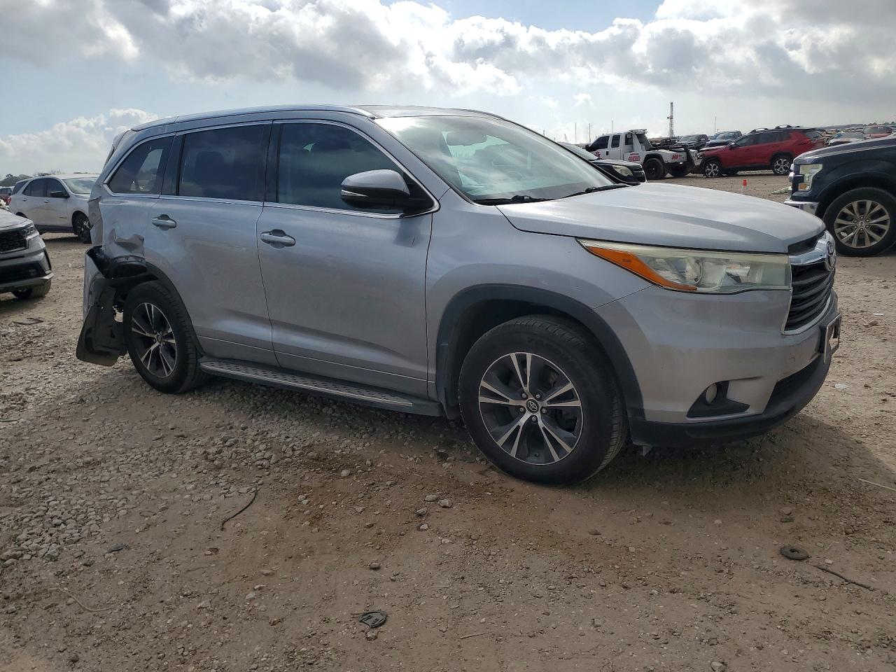 2016 TOYOTA HIGHLANDER XLE photo 4