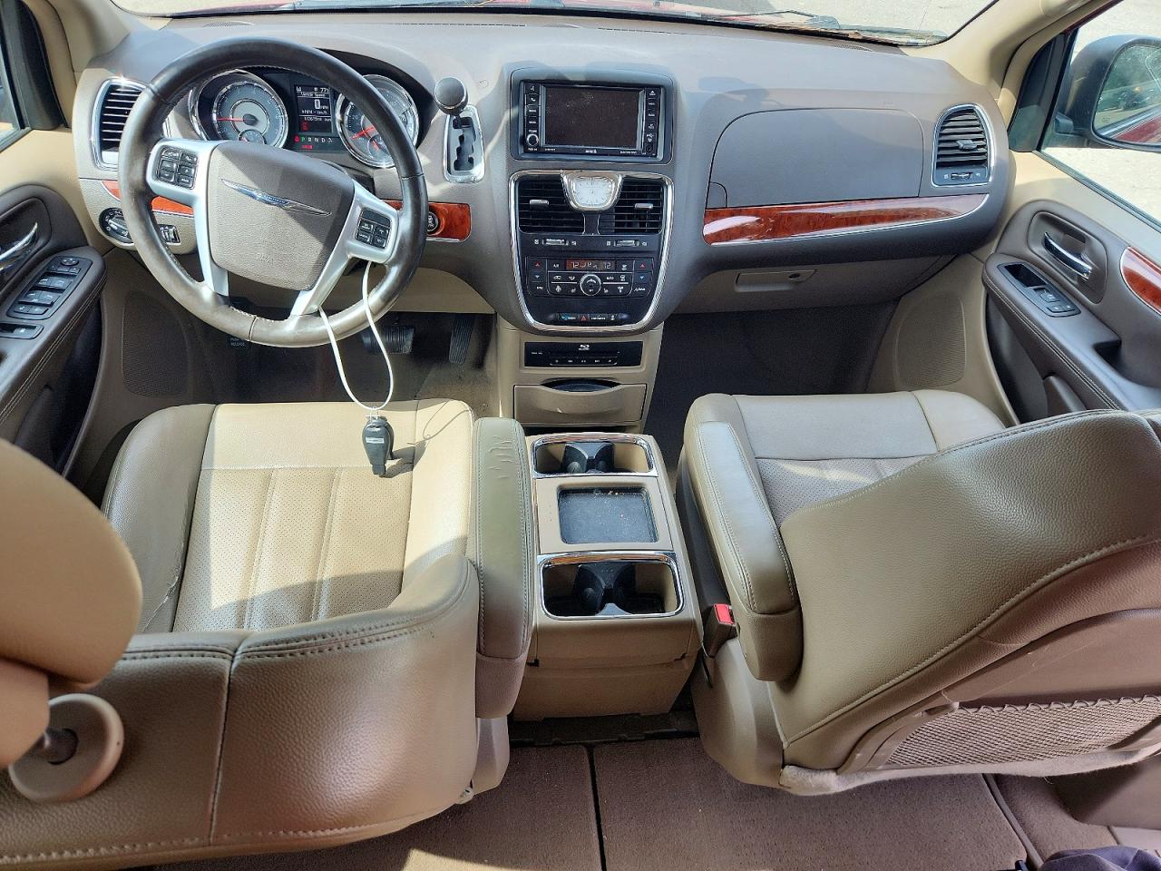 2013 CHRYSLER TOWN & COUNTRY TOURING L photo 8