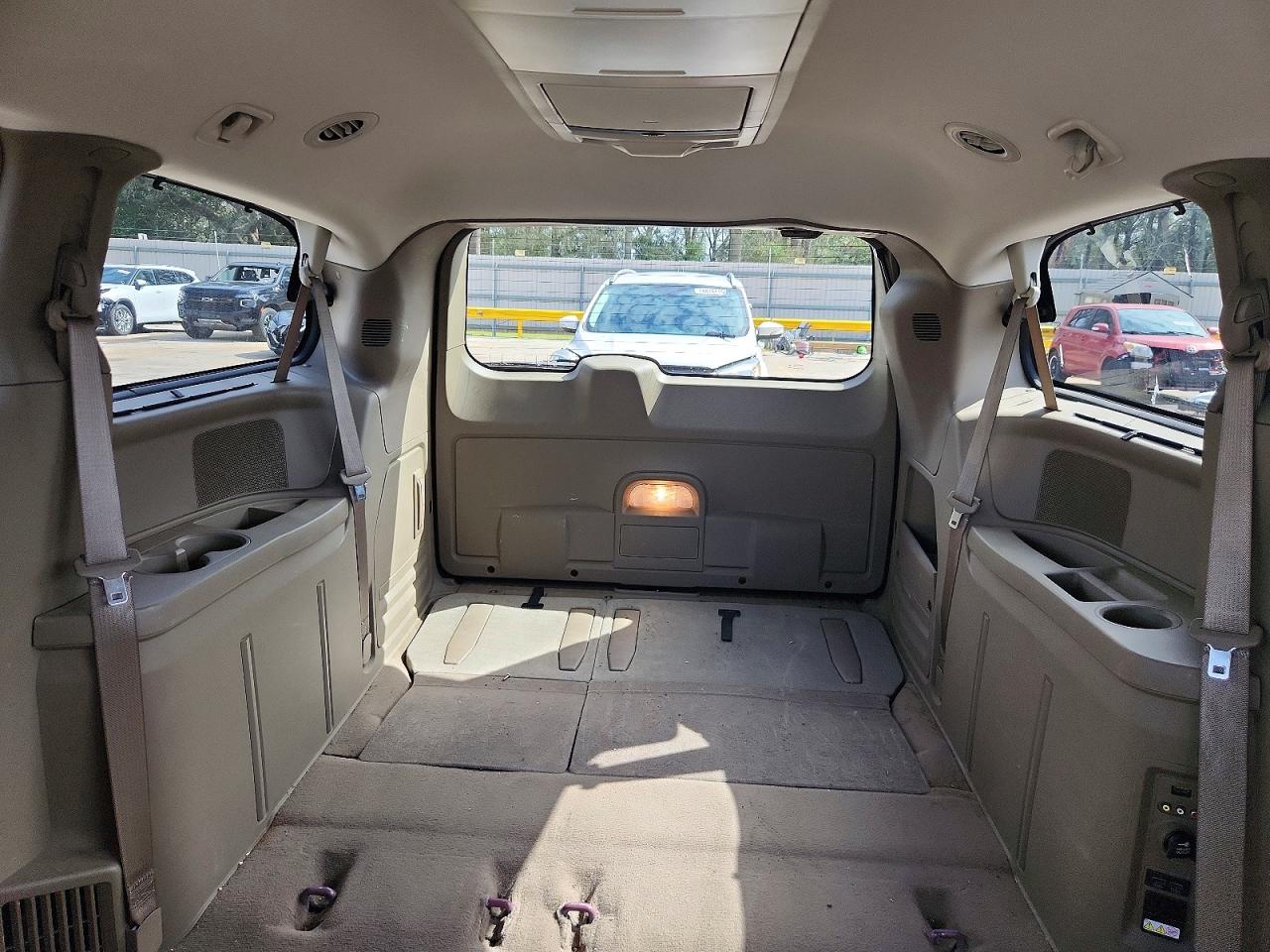 2013 CHRYSLER TOWN & COUNTRY TOURING L photo 10