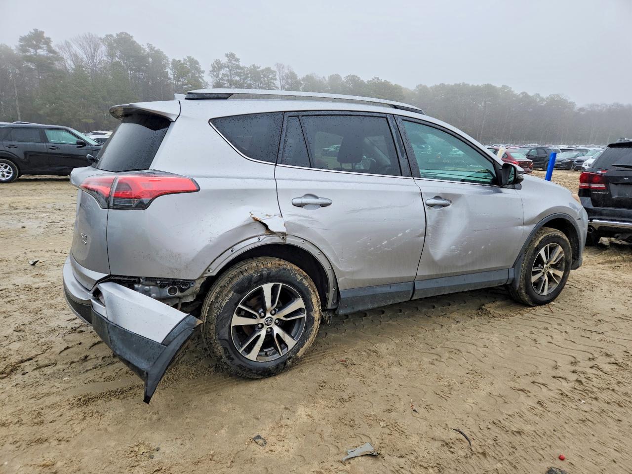 2017 TOYOTA RAV4 XLE photo 5