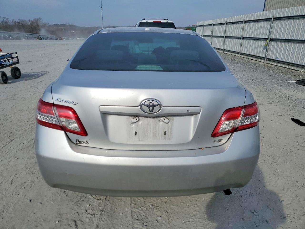 2011 TOYOTA CAMRY LE photo 11