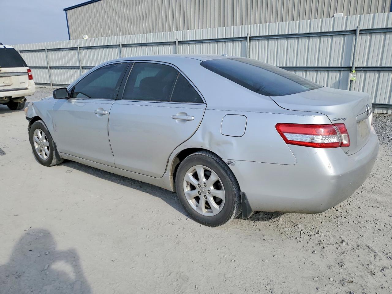 2011 TOYOTA CAMRY LE photo 3