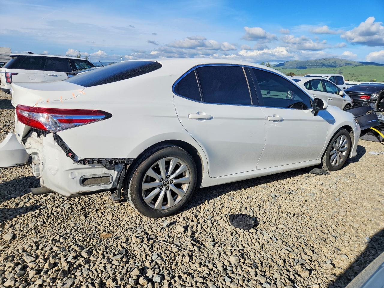2018 TOYOTA CAMRY LE photo 3