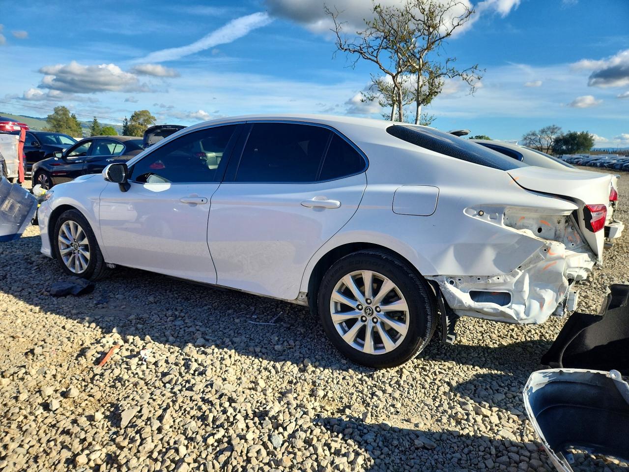 2018 TOYOTA CAMRY LE photo 2