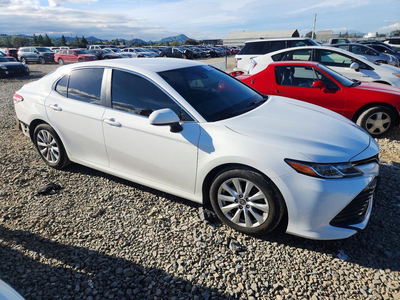 2018 TOYOTA CAMRY LE photo 4