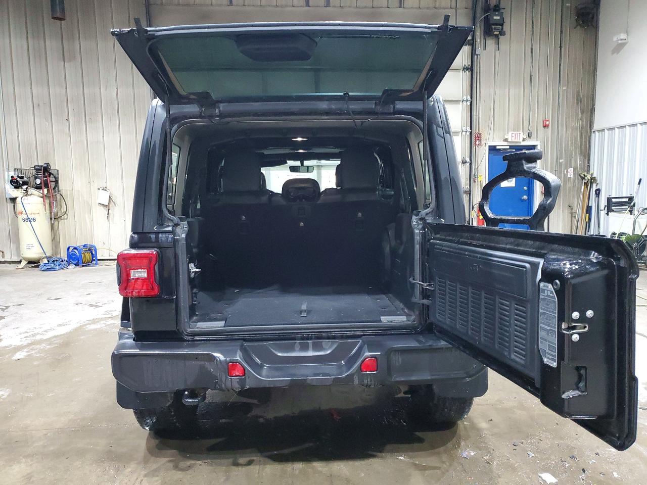 2018 JEEP WRANGLER UNLIMITED SAHARA photo 11