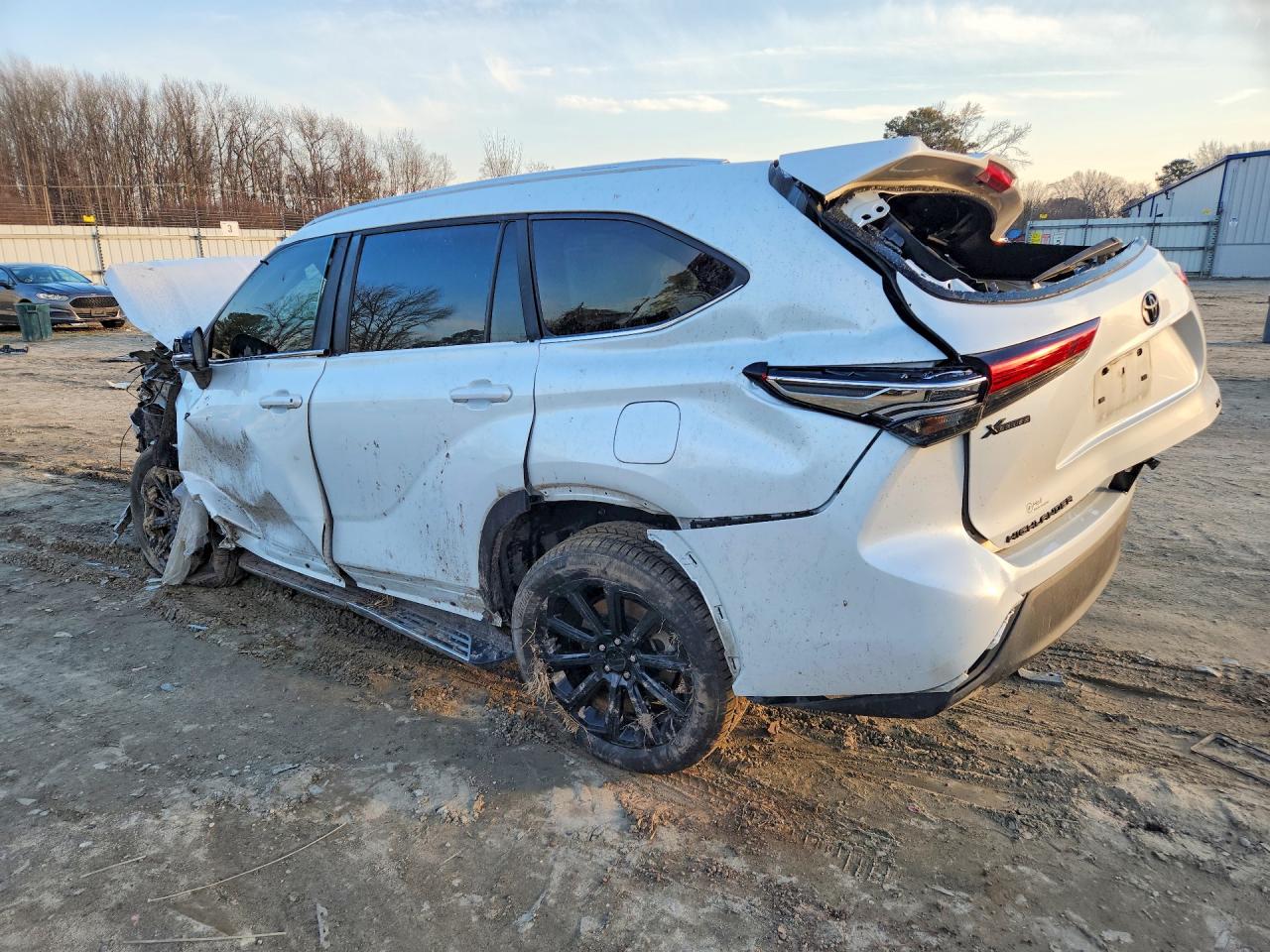 2023 TOYOTA HIGHLANDER XLE photo 3