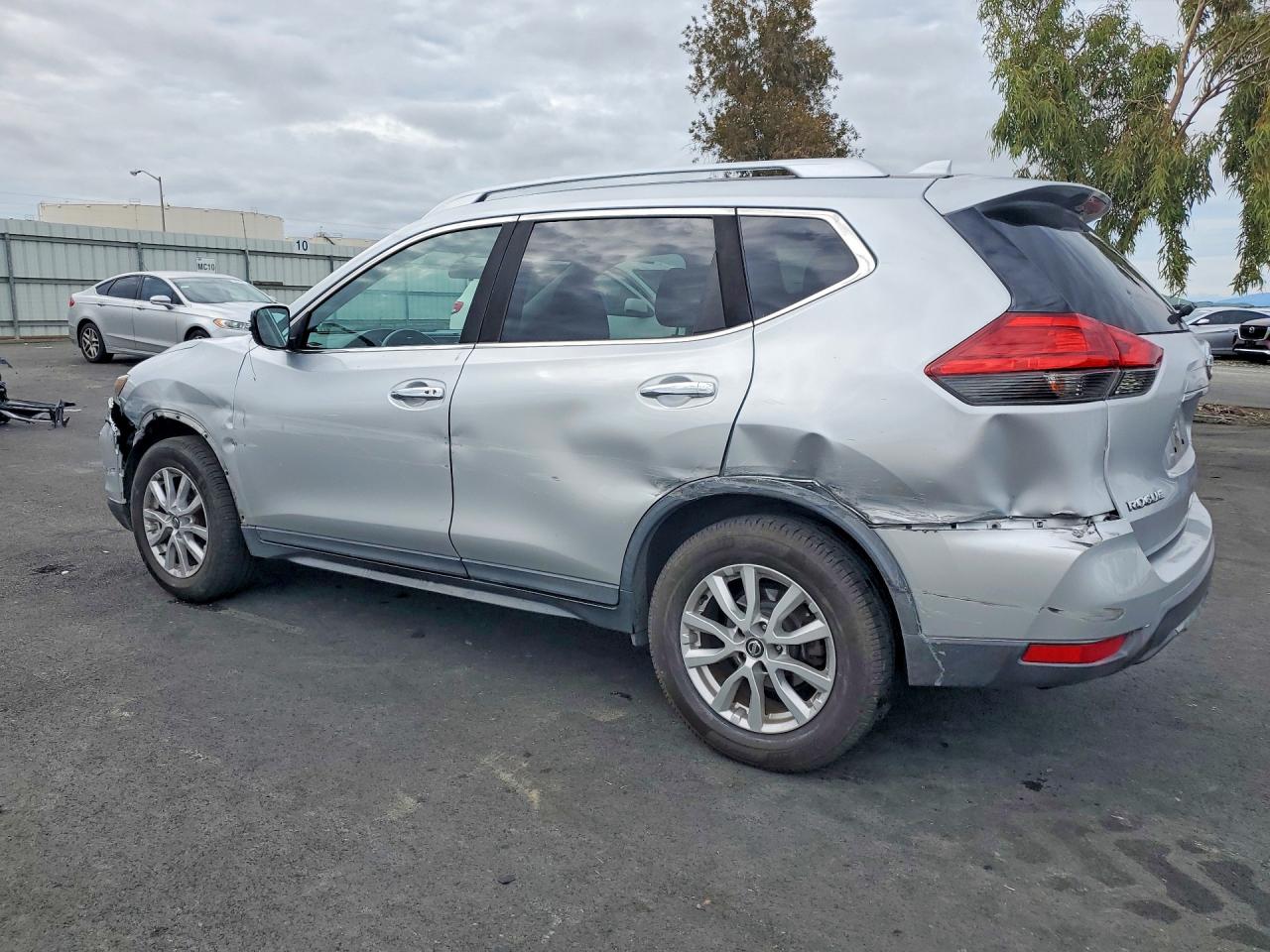 2017 NISSAN ROGUE SV photo 2