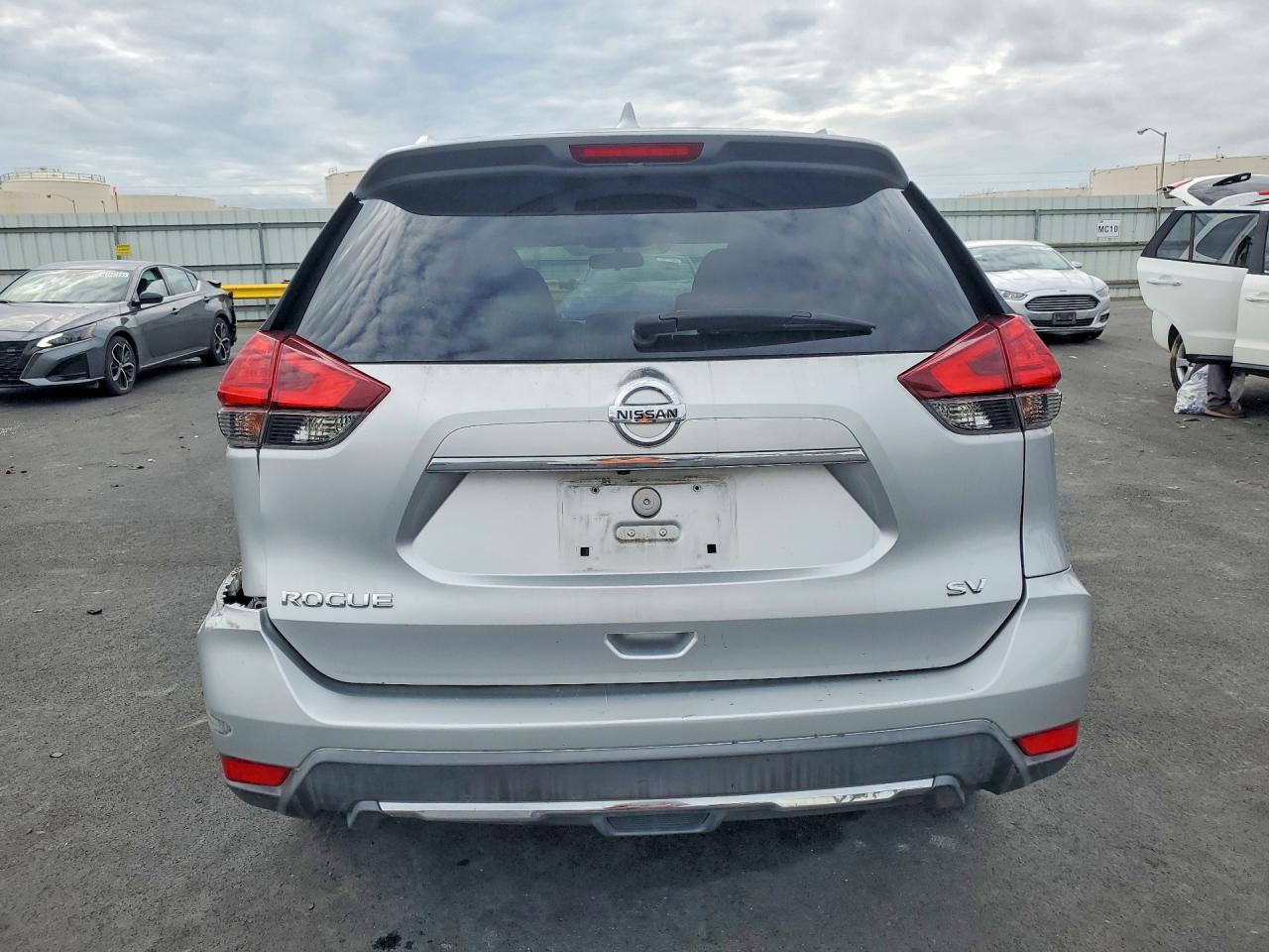 2017 NISSAN ROGUE SV photo 6