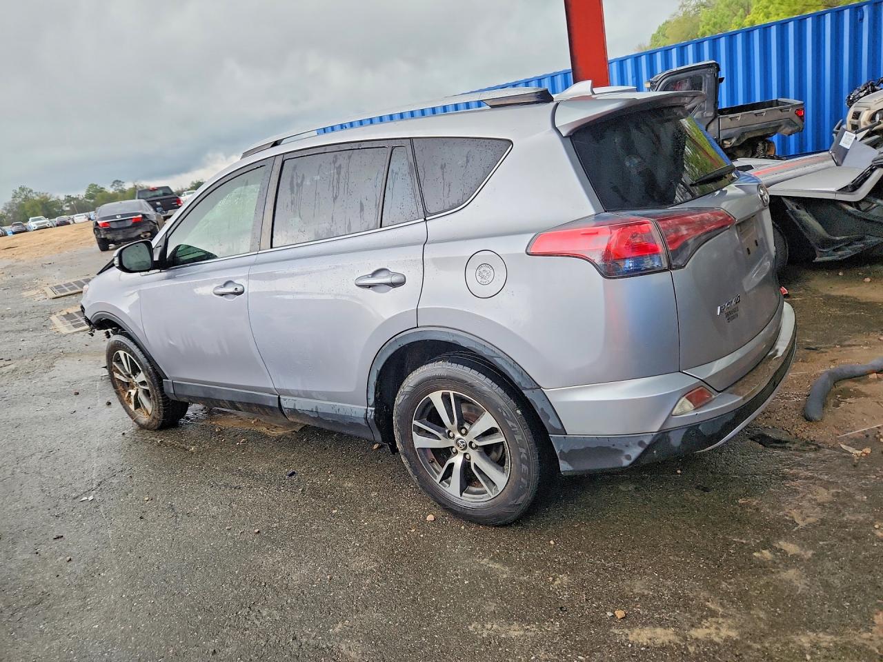 2018 TOYOTA RAV4 XLE photo 2