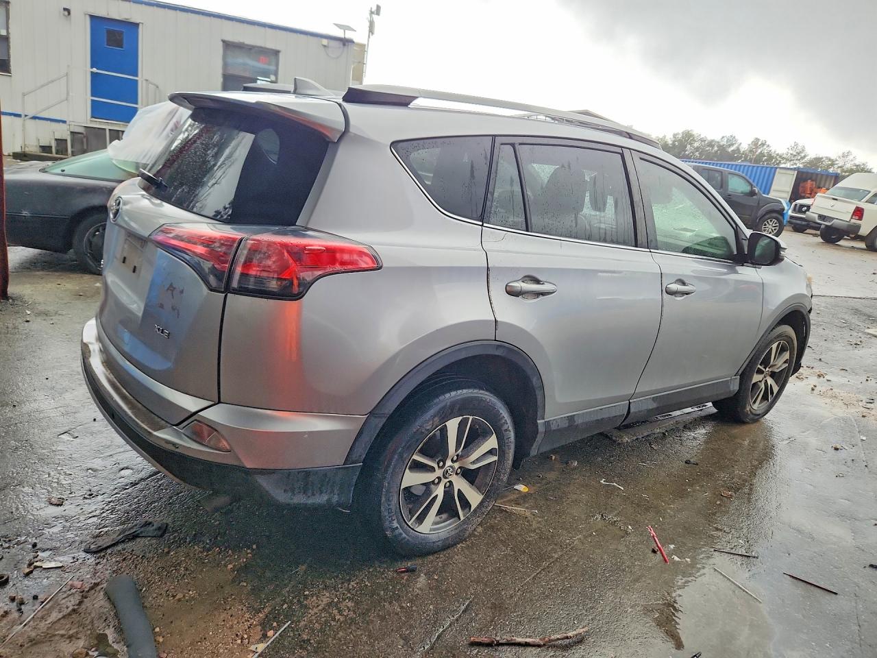 2018 TOYOTA RAV4 XLE photo 3