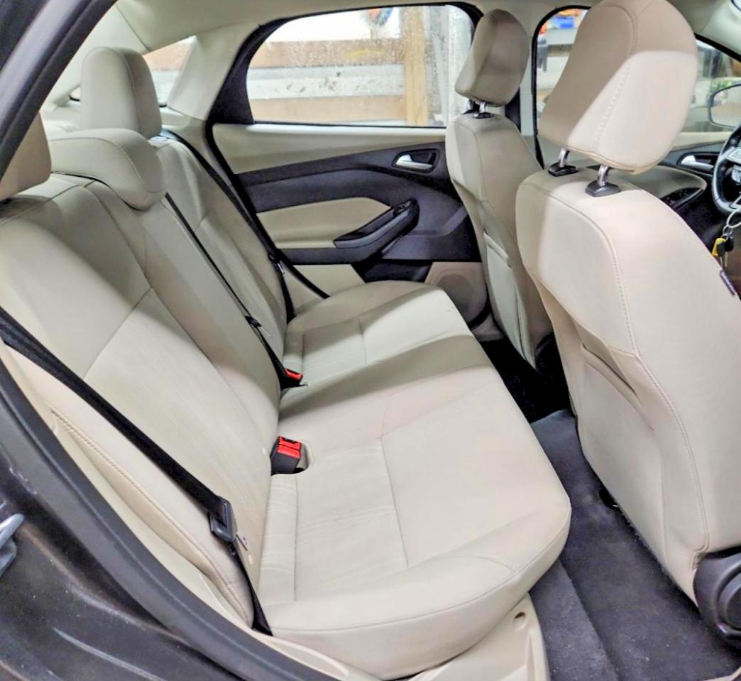 2015 FORD FOCUS SE photo 10