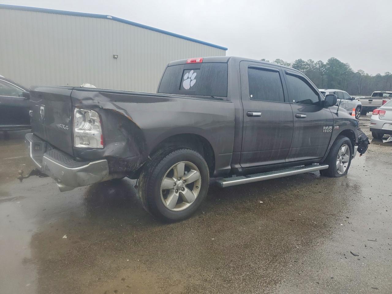 2016 RAM 1500 SLT photo 3
