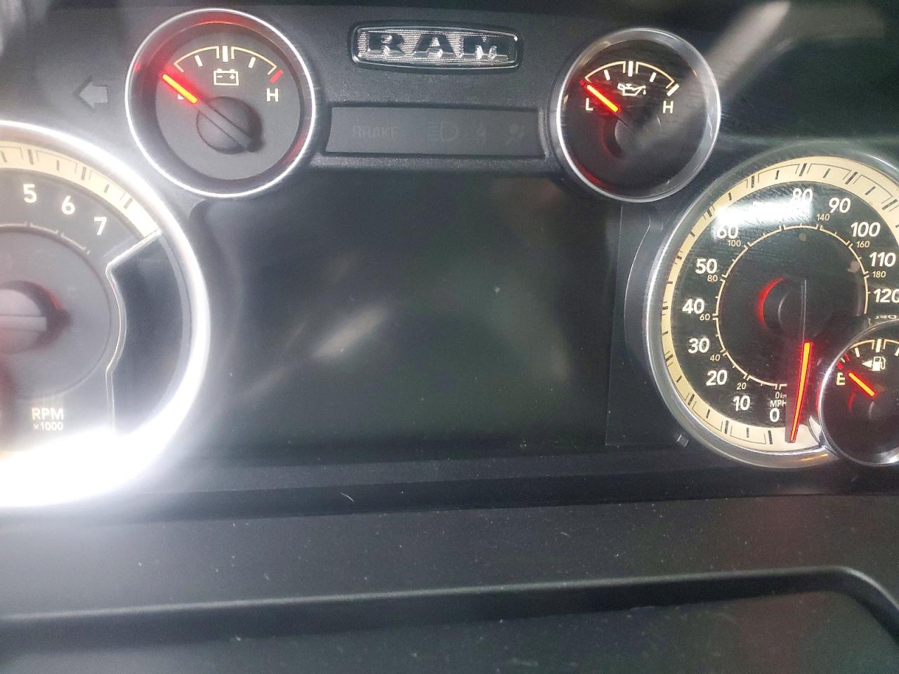 2016 RAM 1500 SLT photo 9