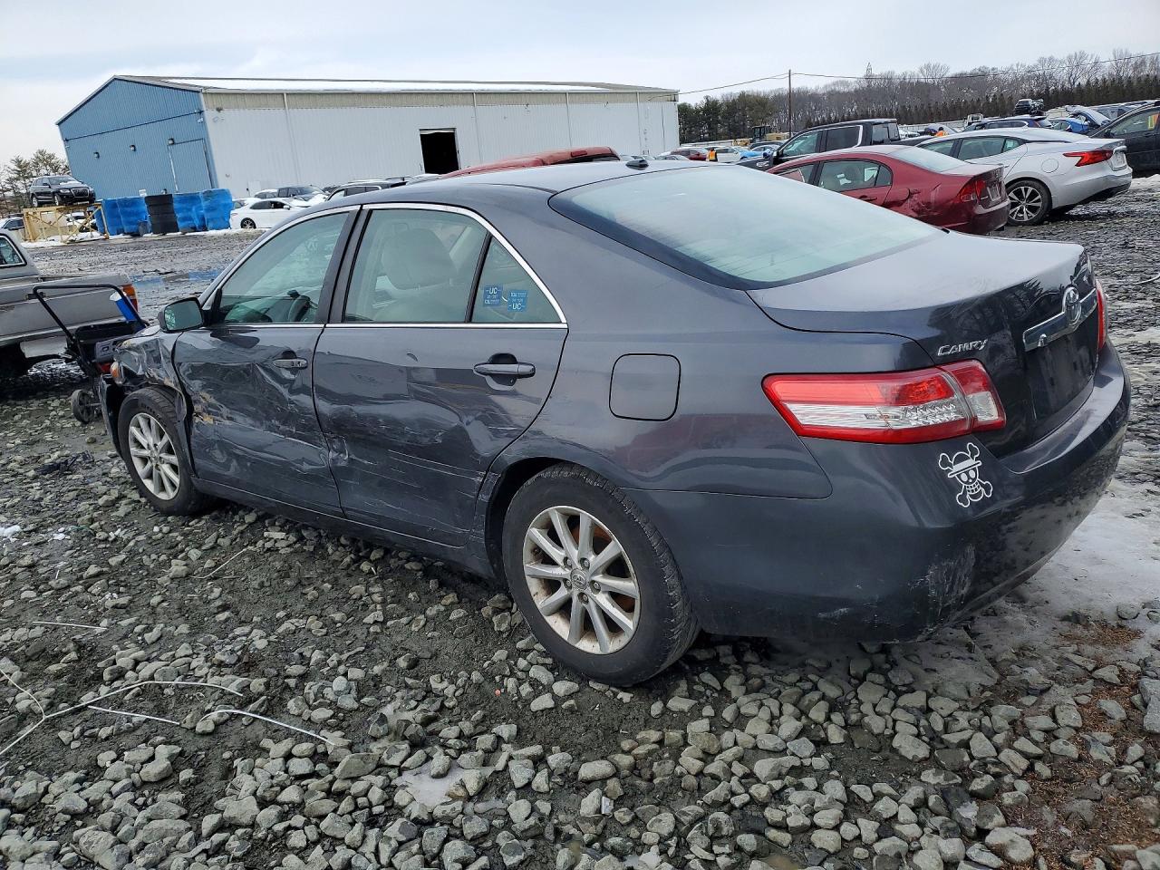 2011 TOYOTA CAMRY XLE photo 4