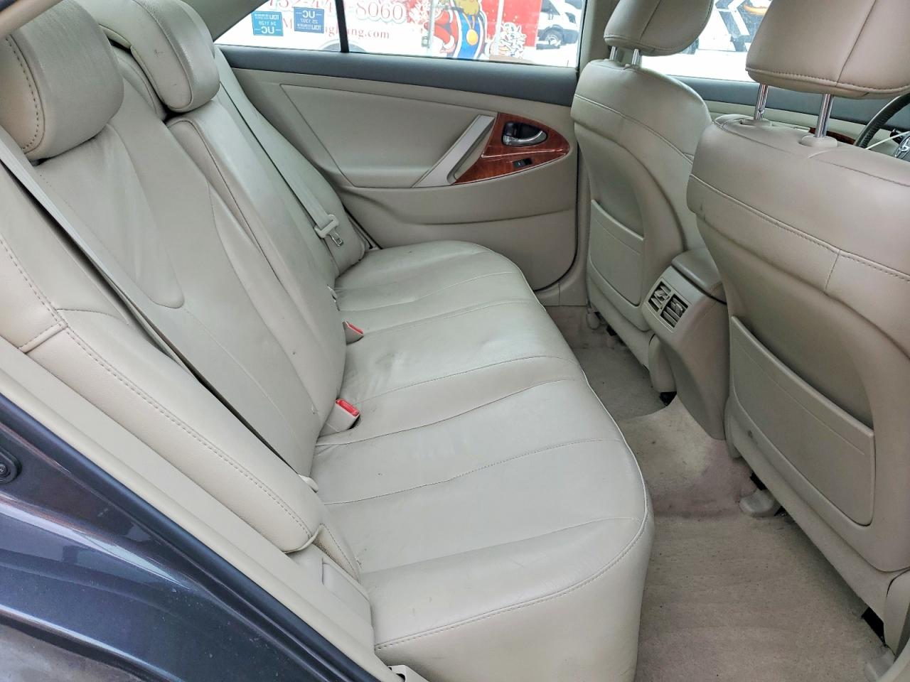 2011 TOYOTA CAMRY XLE photo 28