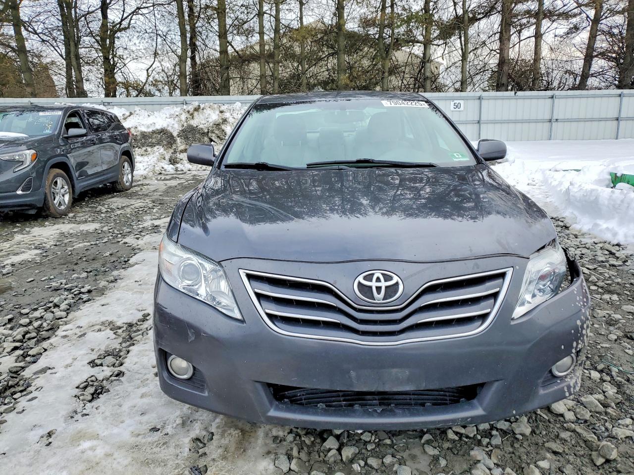 2011 TOYOTA CAMRY XLE photo 13