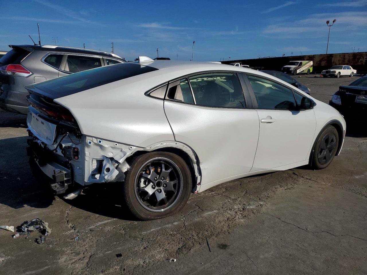 2025 TOYOTA PRIUS LE photo 5
