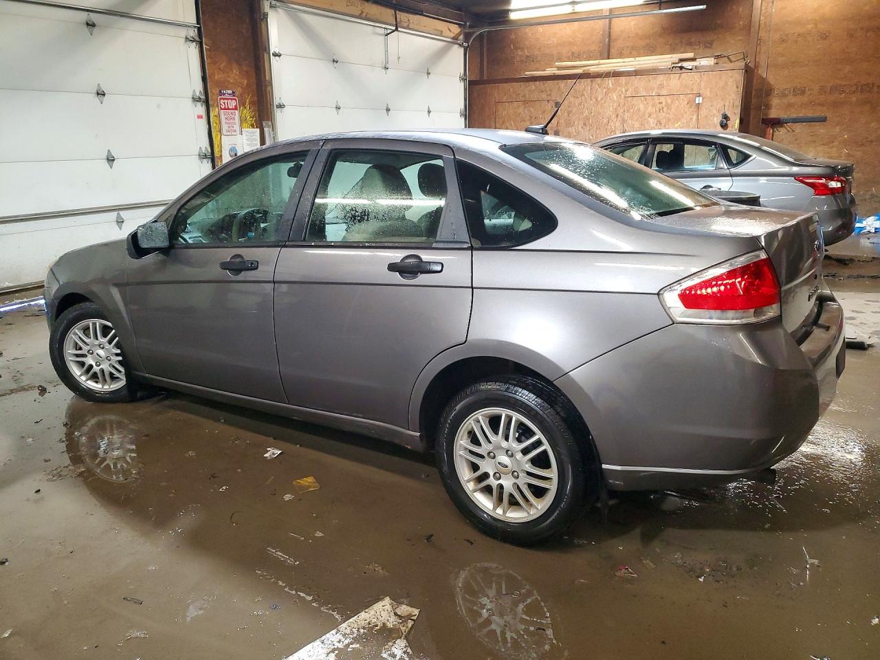 2009 FORD FOCUS SE photo 2