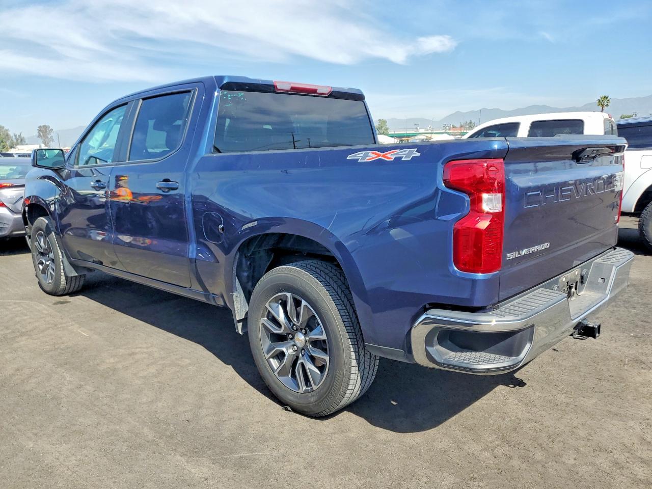 2023 CHEVROLET SILVERADO K1500 LT-L photo 2