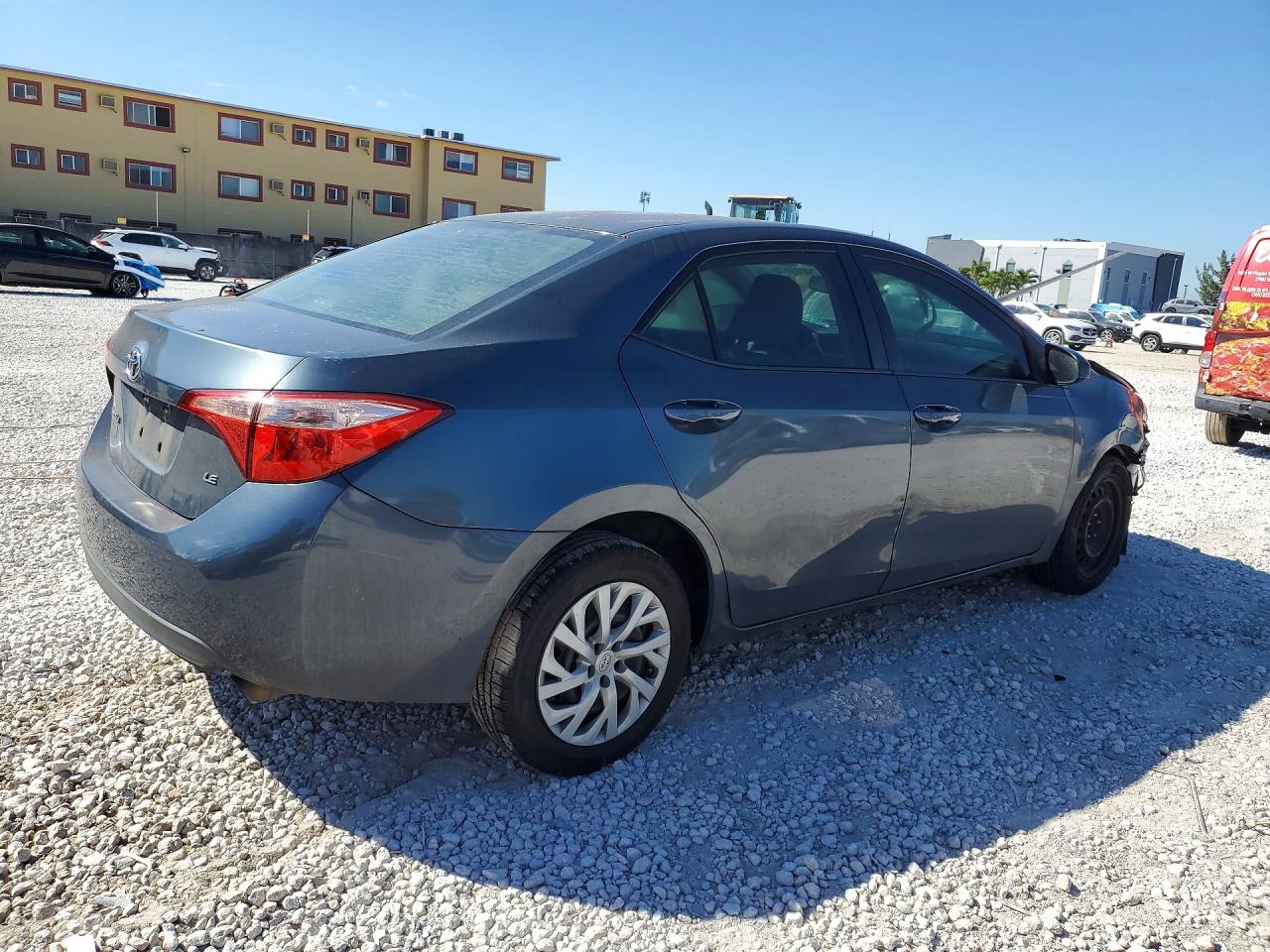 2018 TOYOTA COROLLA LE photo 3