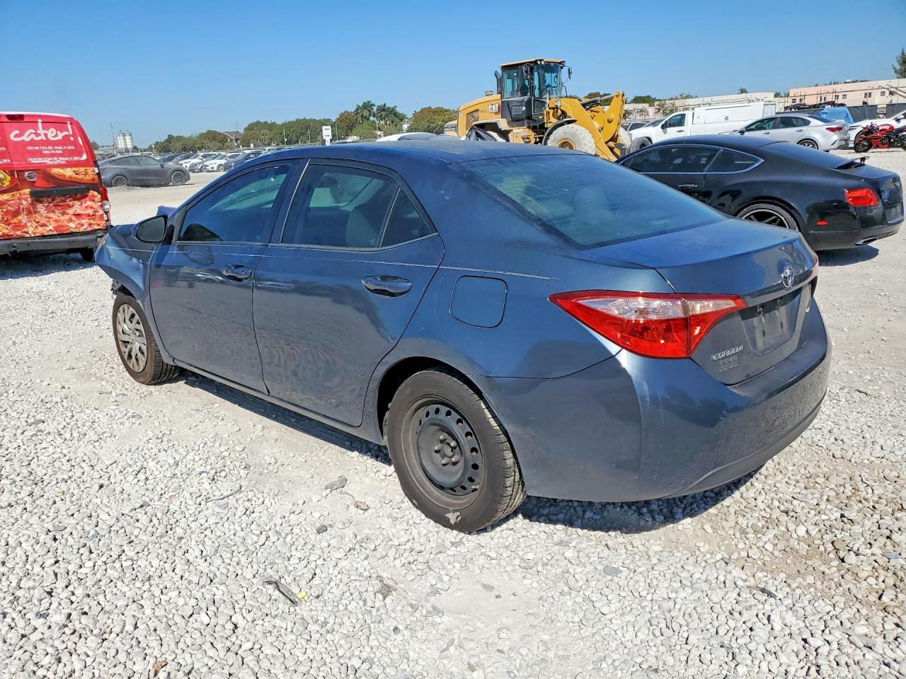 2018 TOYOTA COROLLA LE photo 2
