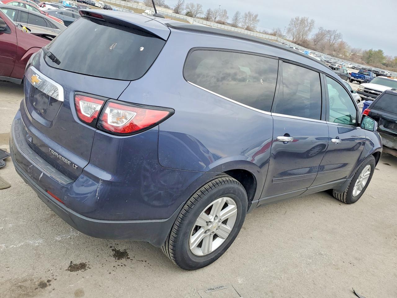 2014 CHEVROLET TRAVERSE LT photo 3