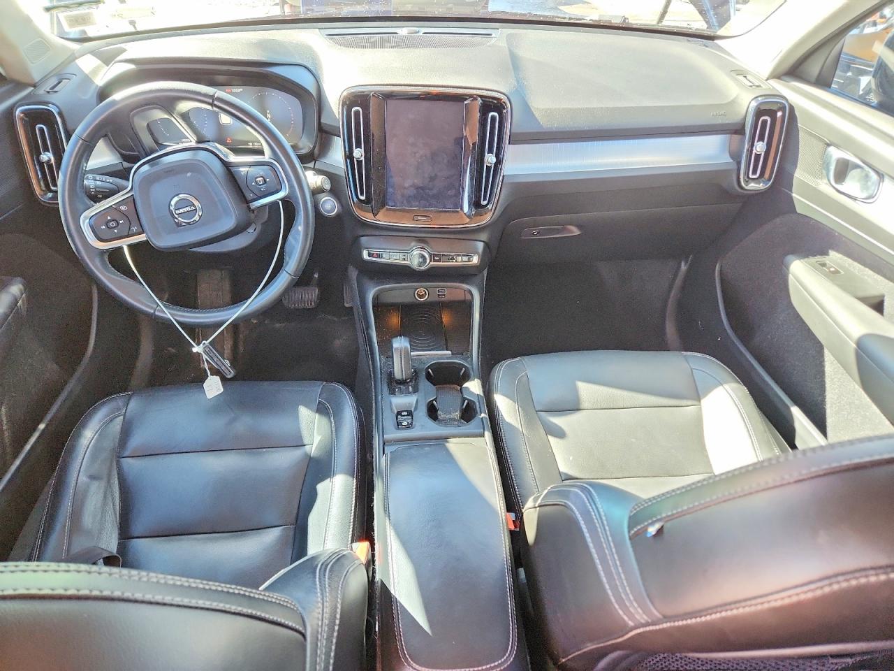 2019 VOLVO XC40 T5 MOMENTUM photo 22