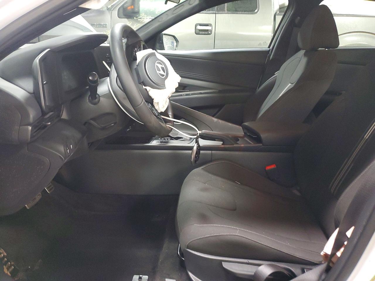 2025 HYUNDAI ELANTRA SEL SPORT photo 13