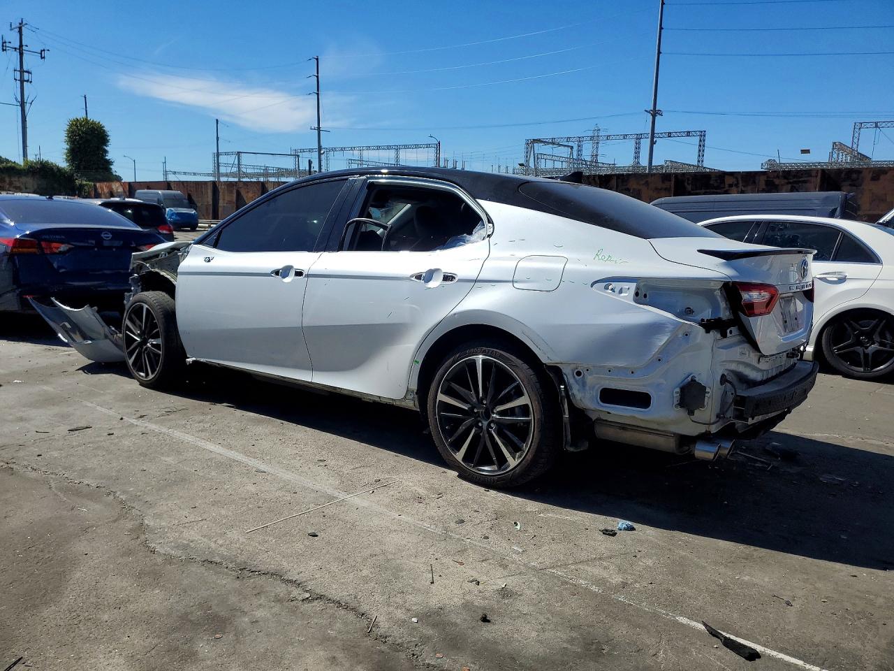 2019 TOYOTA CAMRY XSE photo 3