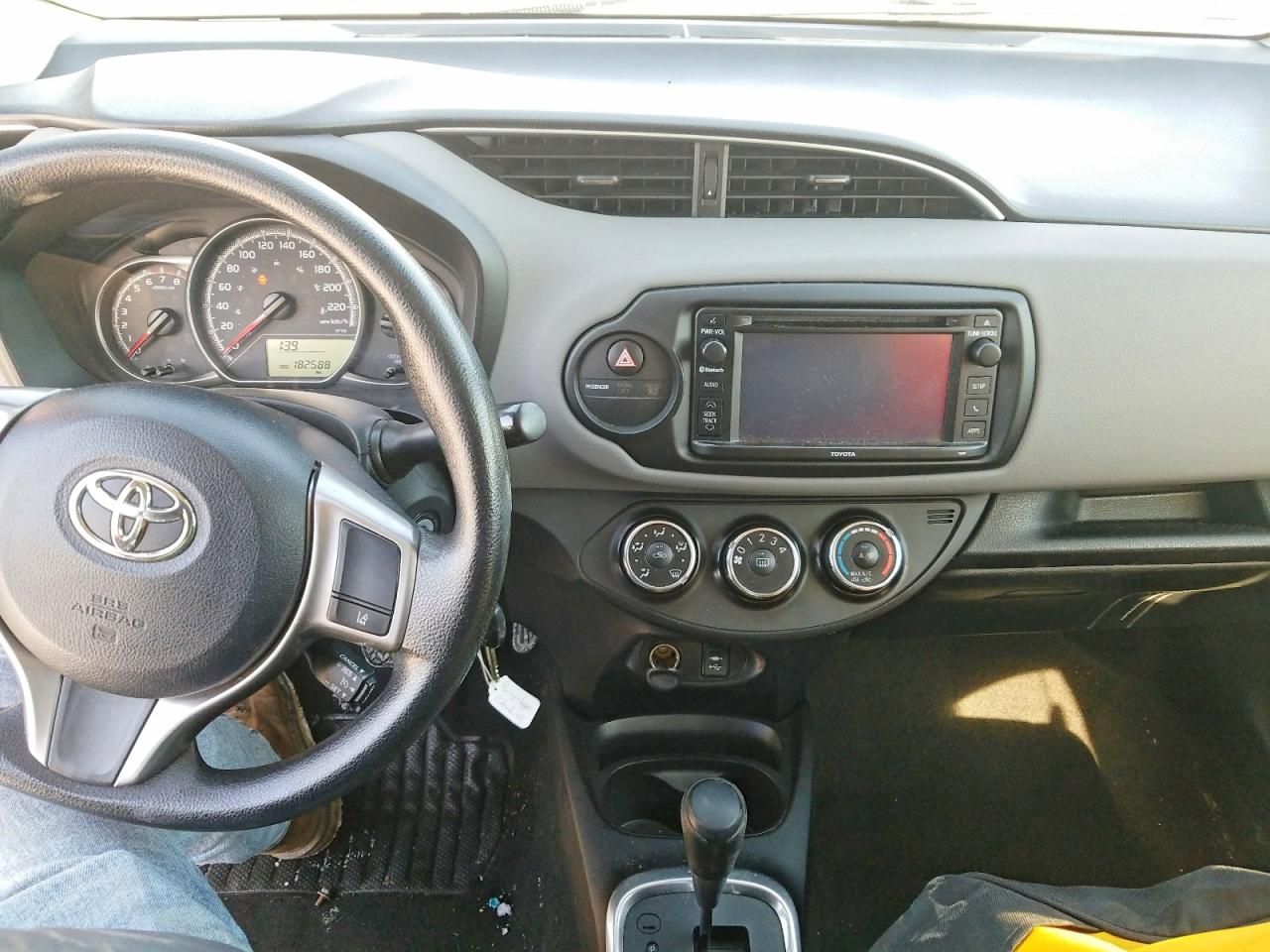 2017 TOYOTA YARIS 5-DOOR L photo 8