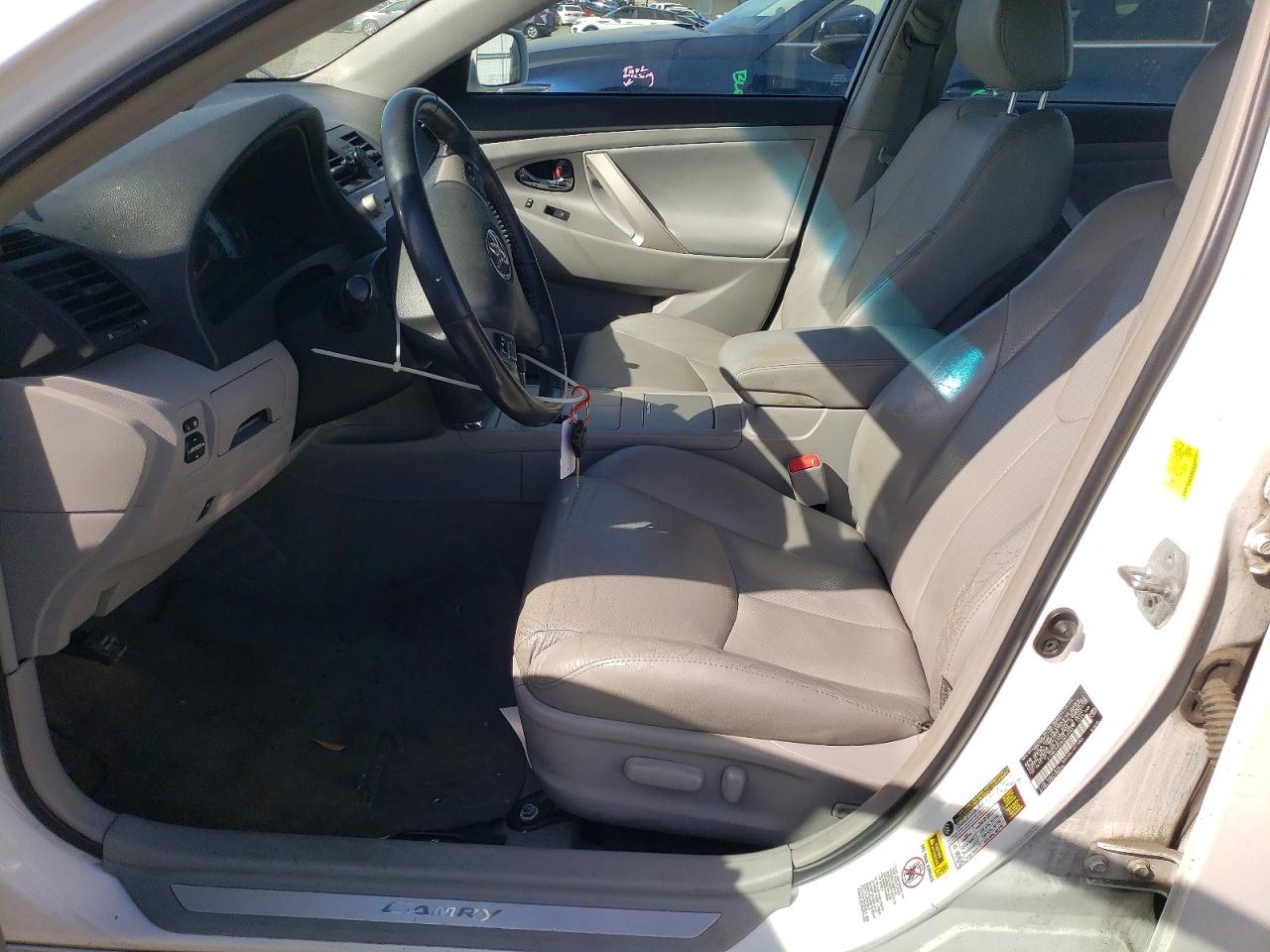 2011 TOYOTA CAMRY SE photo 13