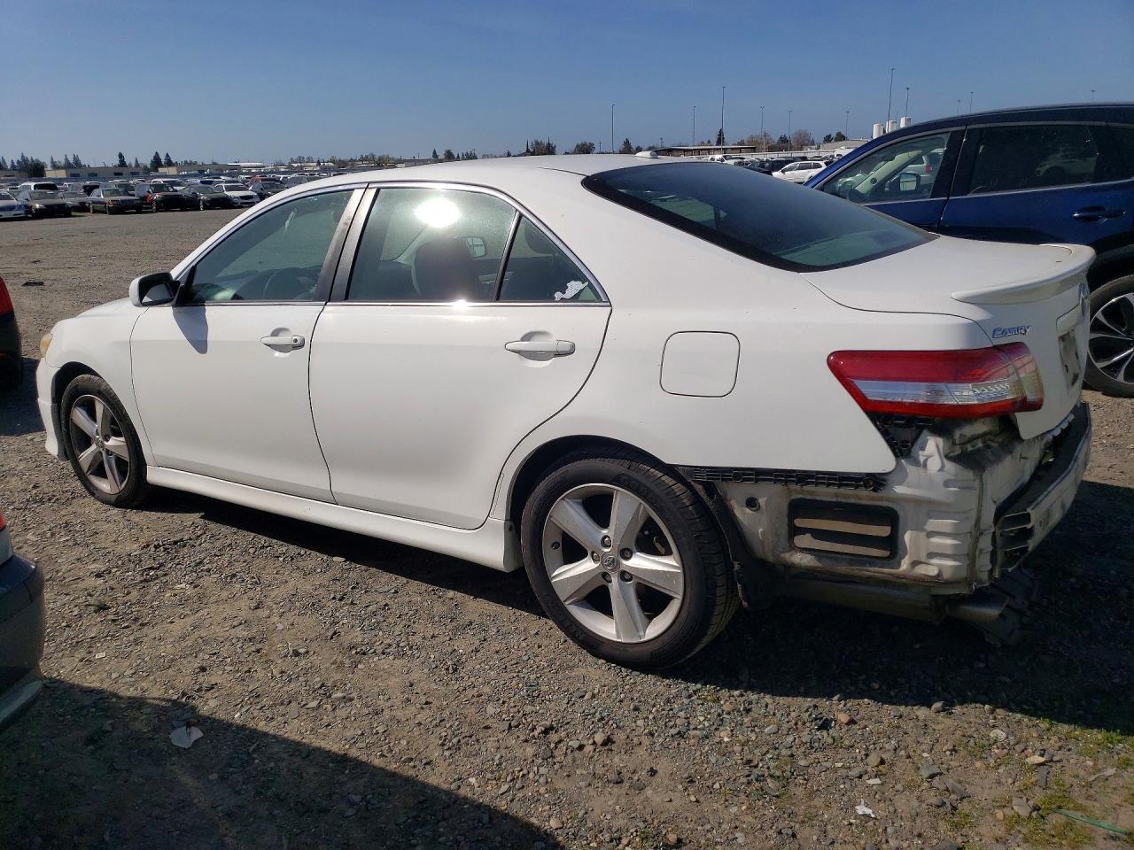 2011 TOYOTA CAMRY SE photo 3