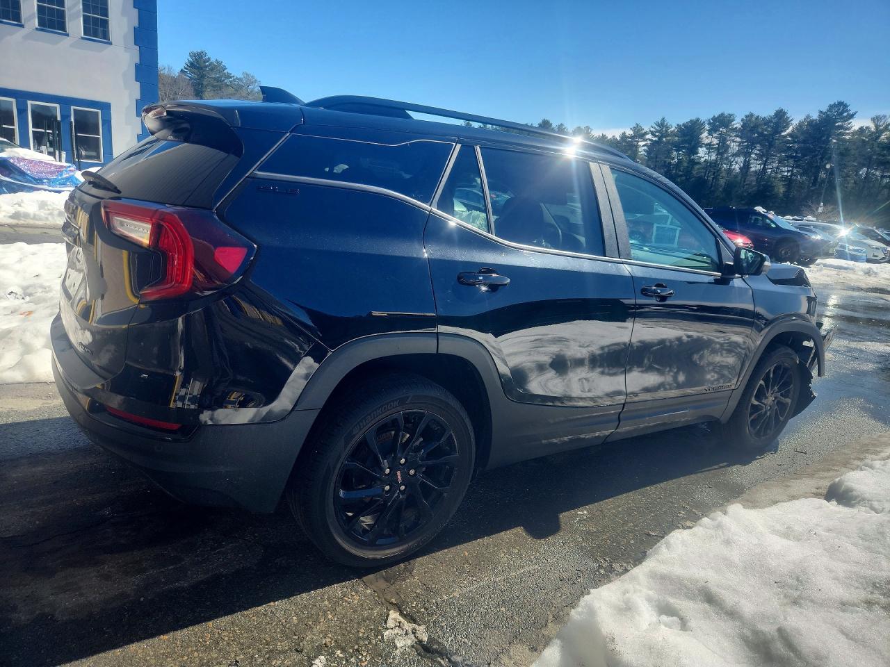2024 GMC TERRAIN SLE photo 3