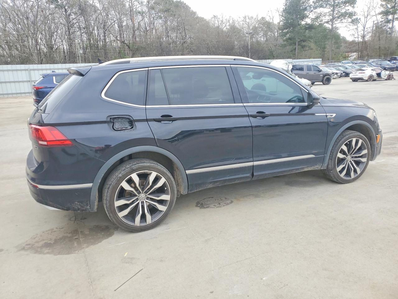 2020 VOLKSWAGEN TIGUAN SEL PREMIUM R-LINE photo 3