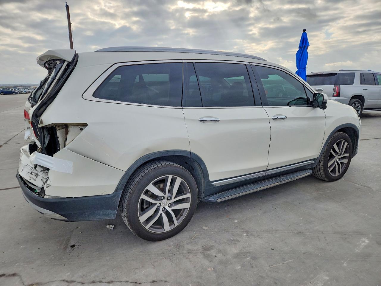 2016 HONDA PILOT TOURING photo 5