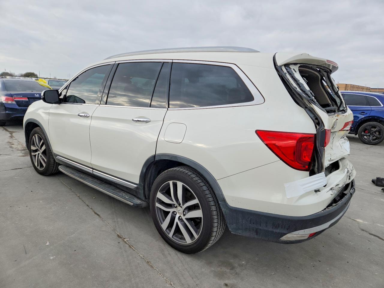2016 HONDA PILOT TOURING photo 3